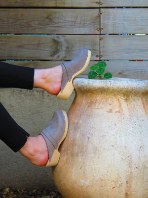 כפכפי עץ אפורים