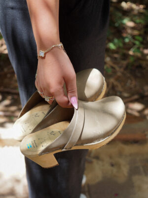 כפכפי עץ ירוק זית