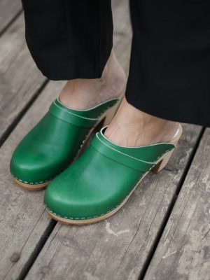 קבקבי עץ ירוק מהפנט עקב גבוה