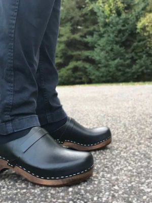 כפכפי עץ משחורים לגבר