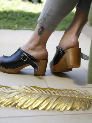 קבקבי עץ עם אבזם לוסי