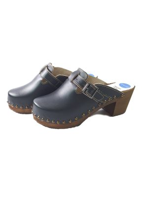 קבקבי עץ שחורים עם ניטים