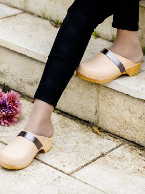 כפכפי עץ צבע טבעי פס כסף