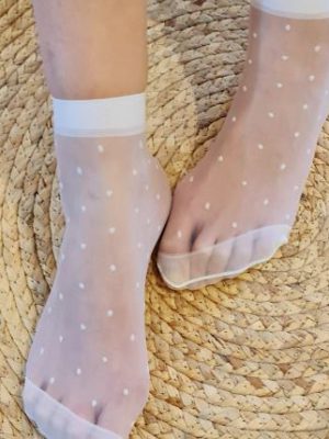 גרביים לבנים שקופים עם נקודות קטנטנות