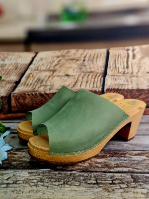 כפכפי עץ בצבע ירוק