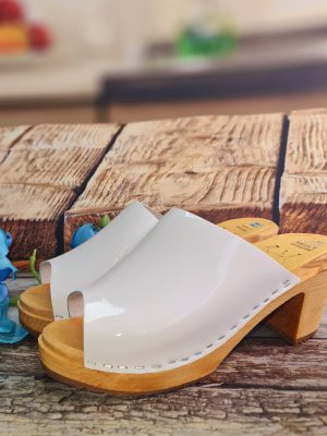 כפכפים פתוחים בצבע לבן לק