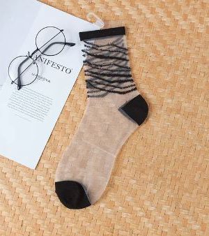 גרביים שקופים עם פסי חגיגה שחורים