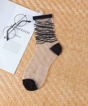 גרביים שקופים עם פסים שחורים אלכסוניים