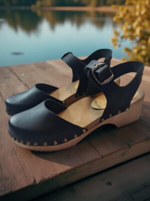 קבקבי בובה שחור נמוך ניטים